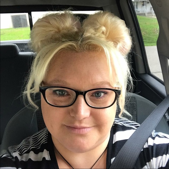 Meet your Posher, Stephanie - Picture 2 of 5